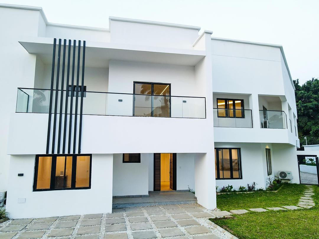 Modern white 5 bedroom house with balcony in Asokoro, Abuja